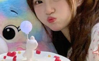 想知道www.黑料的网址吗？少女已经找到了地址